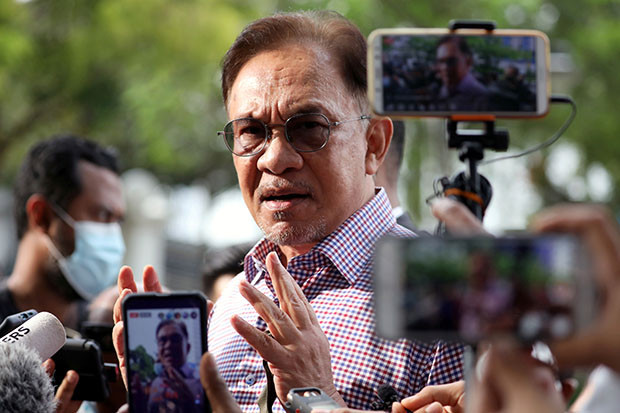 Anwar Ibrahim Desak...
