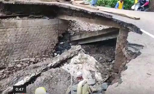 Jembatan Penghubung...