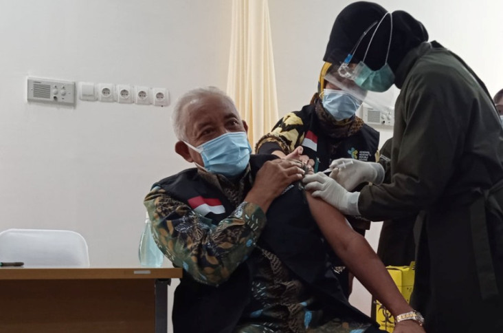 Disuntik Vaksin, Bupati...