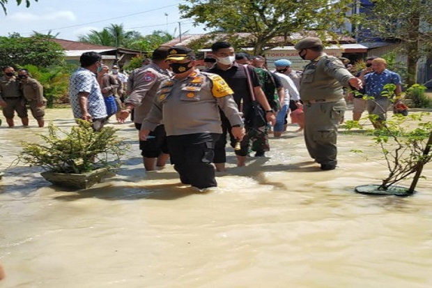 Jalan Kaki Terjang Banjir,...