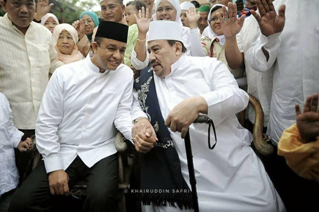 Anies Unggah Foto dengan...