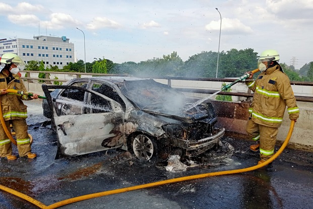 Sedan Hangus Terbakar...