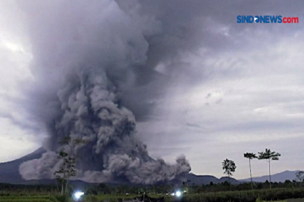 Gunung Semeru Keluarkan...