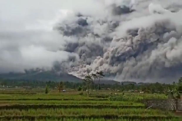 Semeru Luncurkan Awan...