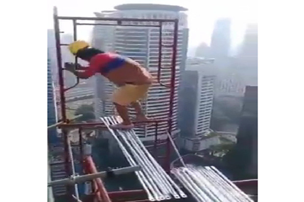 Gokil, Pekerja Gedung...