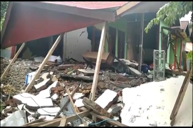 Dampak Gempa, Ratusan...