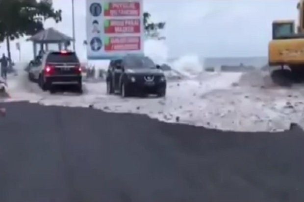 Ngeri, Ombak Besar Terjang...