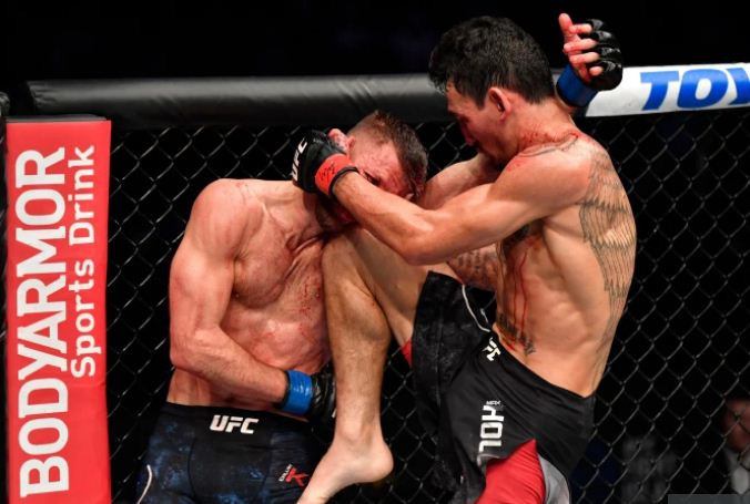 Max Holloway Hancurkan...