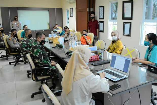 Bupati Karawang Cellica...