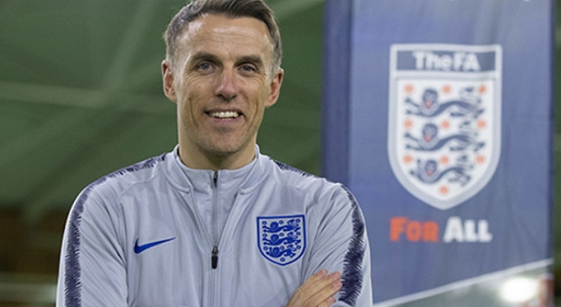 Phil Neville Akan Melakukan...