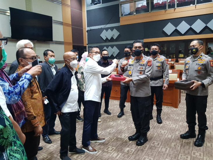Kapolda Aceh Antar Makalah...