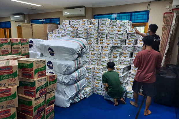 Salurkan Bantuan Banjir...