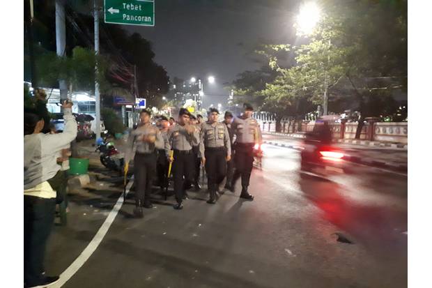 Kantongi Identitas Pelempar...