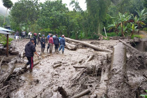 Banjir Bandang Terjang...