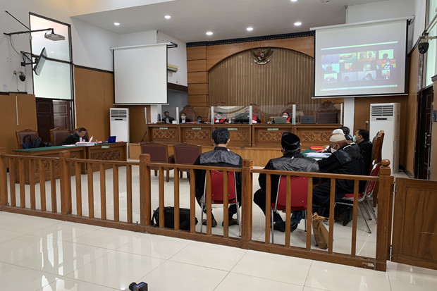 Hakim Pertimbangkan...