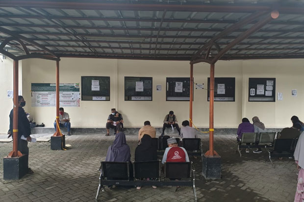 Puluhan Pegawai Terpapar...