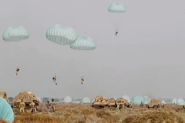 Iran Gelar Latihan Militer...