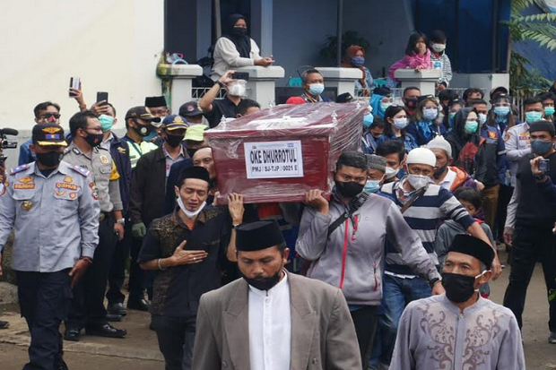 Jenazah Anaknya Tiba,...