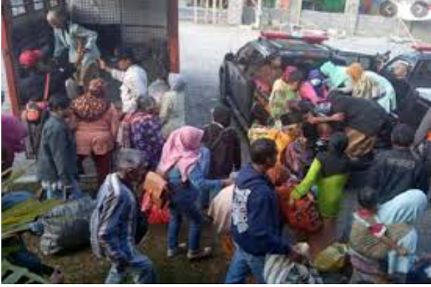 Pengungsi Erupsi Merapi...