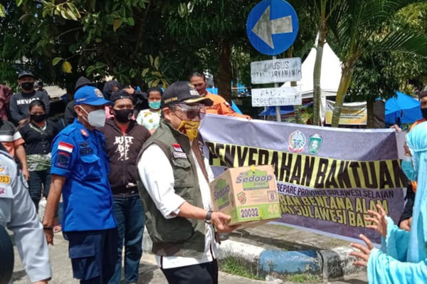 Wali Kota Parepare Serahkan...
