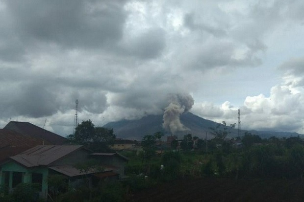 Gunung Sinabung Terus...