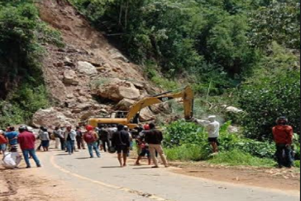 Longsor Tutup Ruas Jalan...