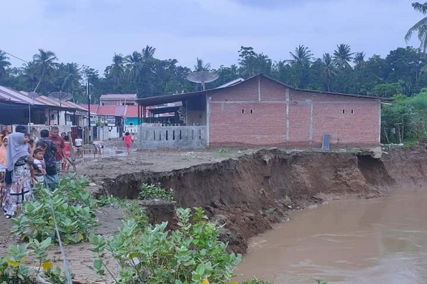 Mengerikan, Rumah Warga...
