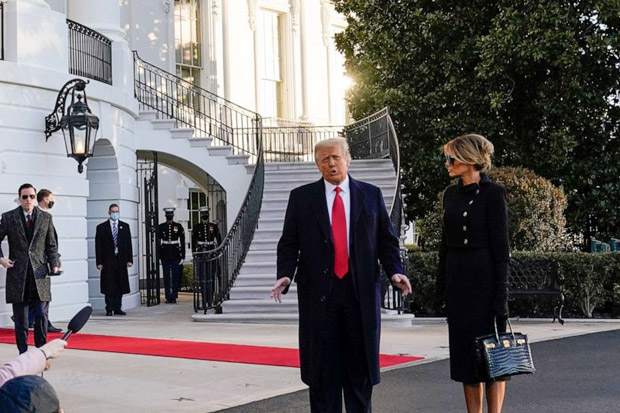 Donald Trump Tinggalkan...