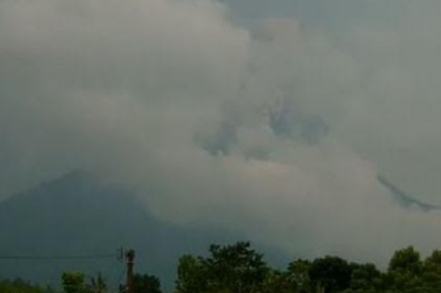 Gunung Merapi Semburkan...