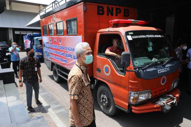 Ganjar Beri Bantuan...