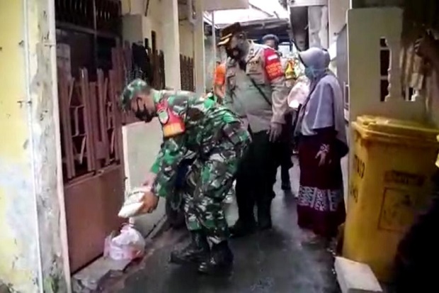 Beri Semangat ke Warga...