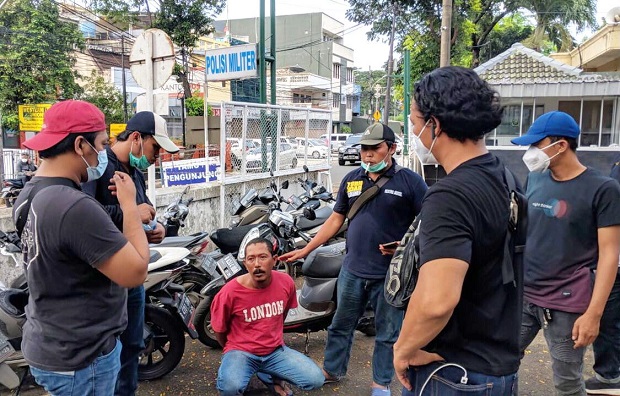 Seorang Pria Tewas Bercucuran...