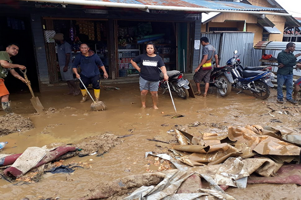 Banjir Bandang Hanyutkan...