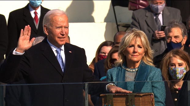 Biden Gunakan Alkitab...