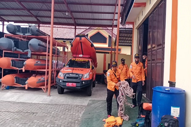 Dihantam Ombak Besar...