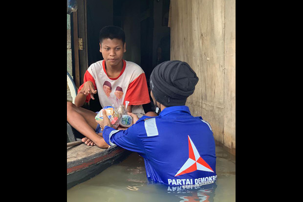Demokrat Bantu Korban...