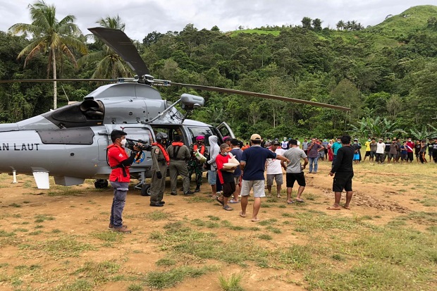 Salurkan Bantuan, TNI...