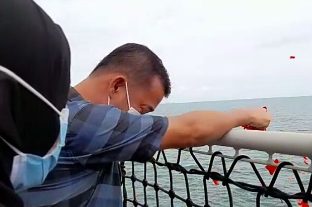 Tangis Keluarga Korban...