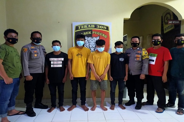 4 Pemuda dan 1 Anak...