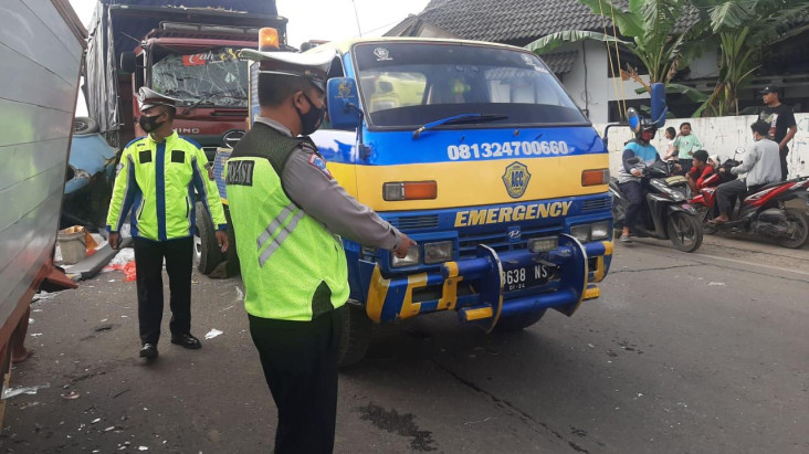 Empat Kendaraan di Jalur...