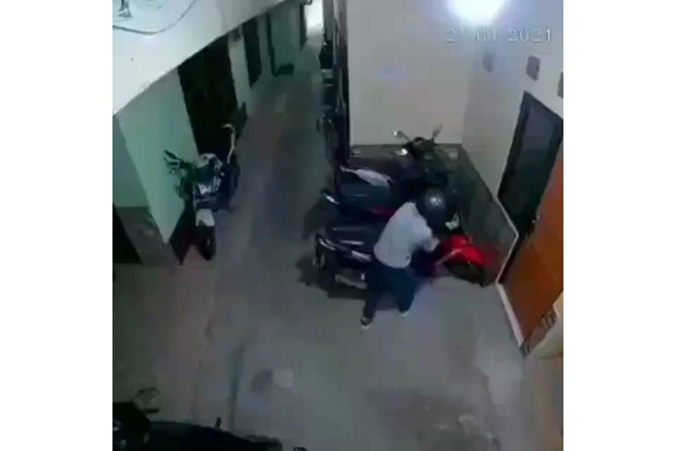 Terekam CCTV, Maling...