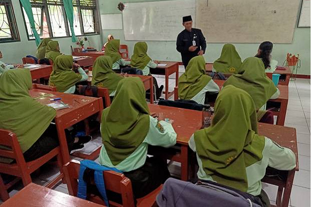 Suruh Non Muslim Pakai...