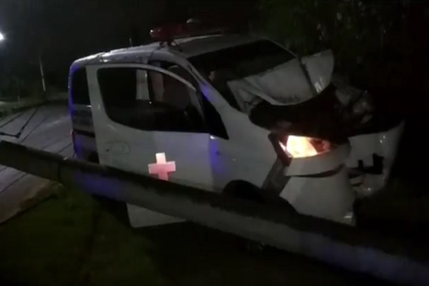 Ngebut, Ambulans Ringsek...