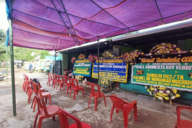 Karangan Bunga Hiasi...