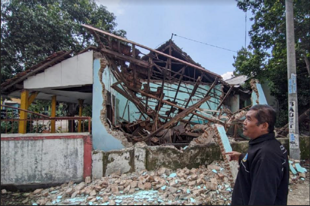 Dimakan Usia, Bangunan...