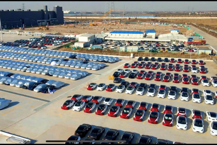 Tesla Tuntut Media China...