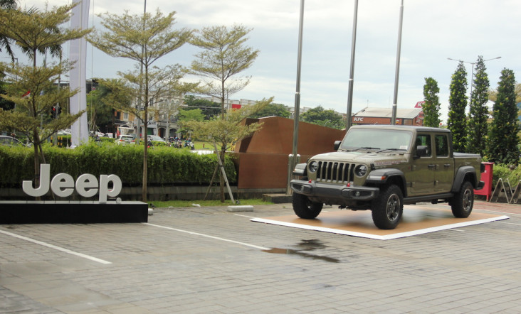 Jeep Punya Dua Bengkel...