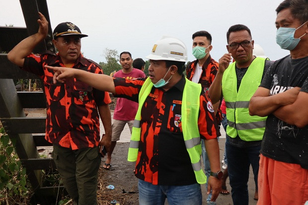 Jembatan Tersapu Banjir,...