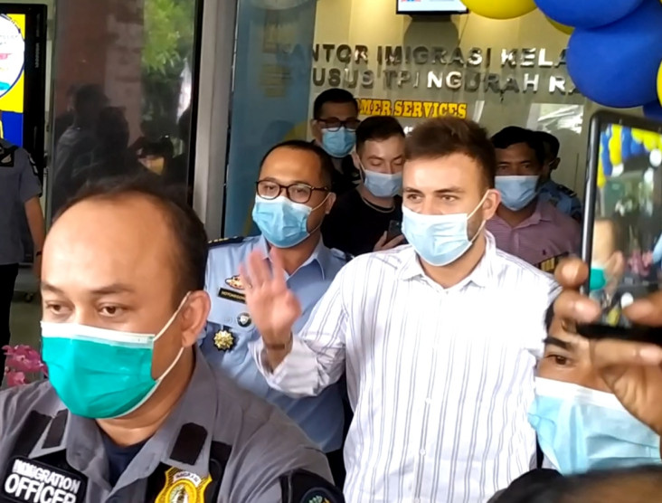 Imigrasi Usir Bule yang...