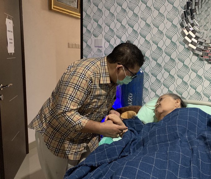 Menemani Sang Ibu yang...